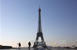 Tháp Eiffel tắt đèn tưởng niệm nạn nhân khủng bố Anh